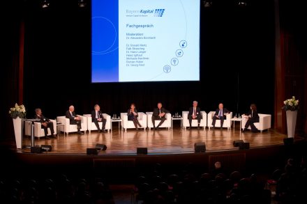 Podiumsdiskussion bei der Festveranstaltung zu 20 Jahre Bayern Kapital am 7.12. in München.