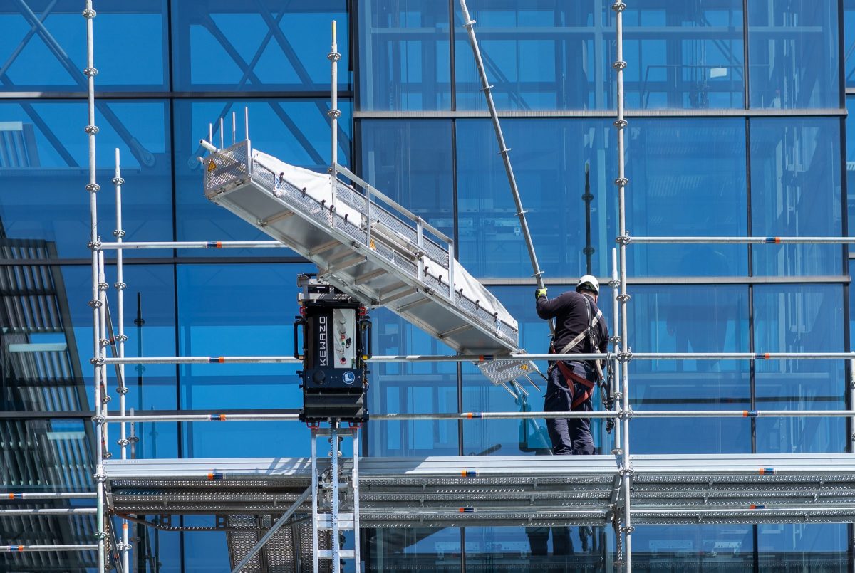 Der Liftbot von Kewazo im Einsatz.